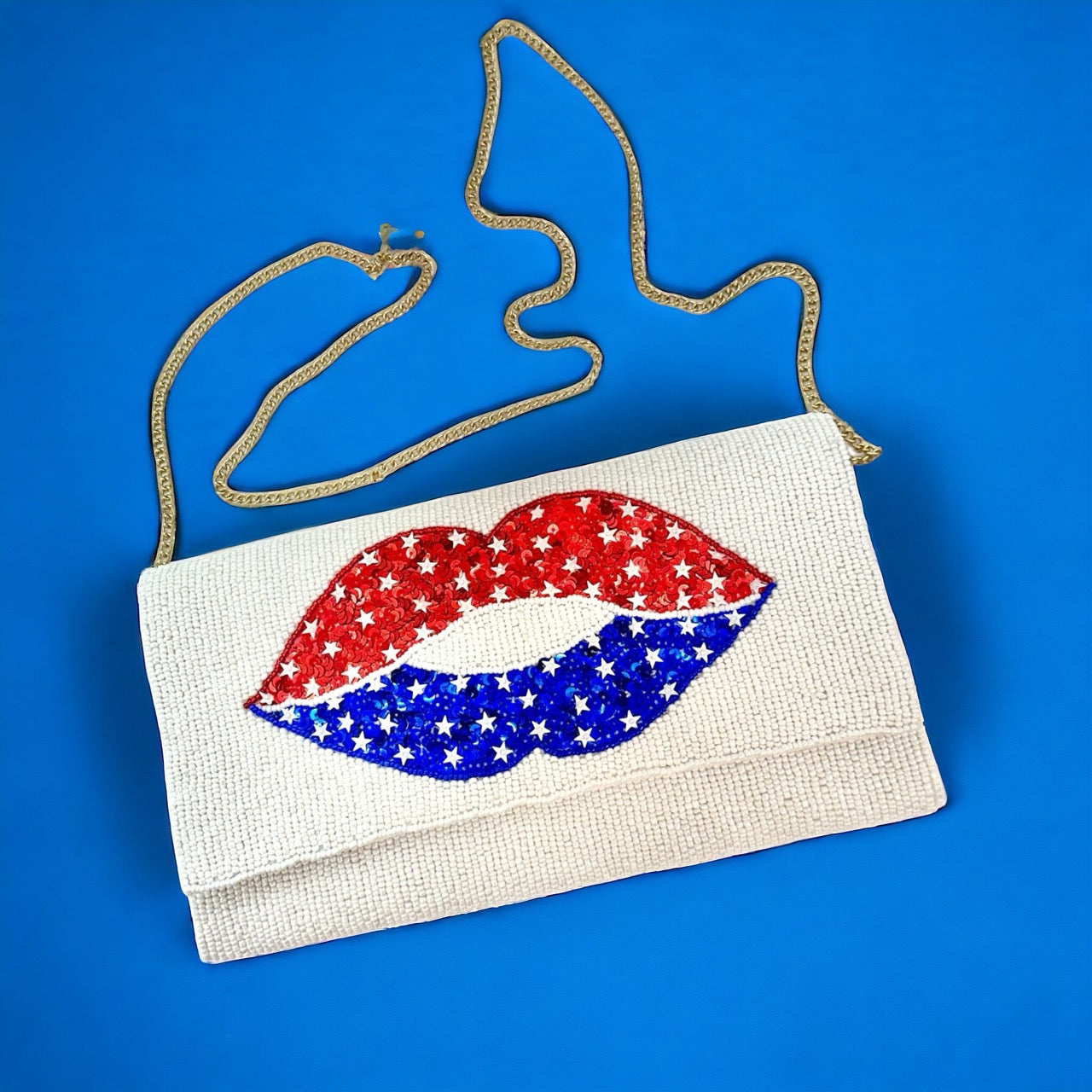 Show off your patriotic style with this vibrant and eye-catching American flag lips-shaped beaded handbag.