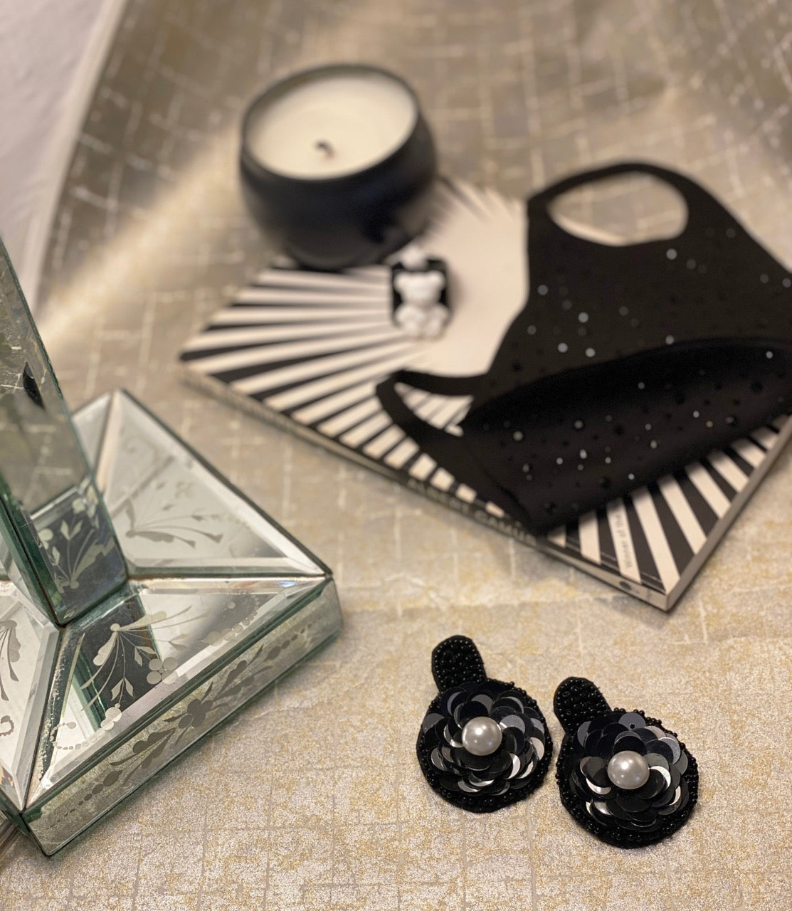 Handmade hypoallergenic black flower earrings with sequin and paillettes design and unique detail.