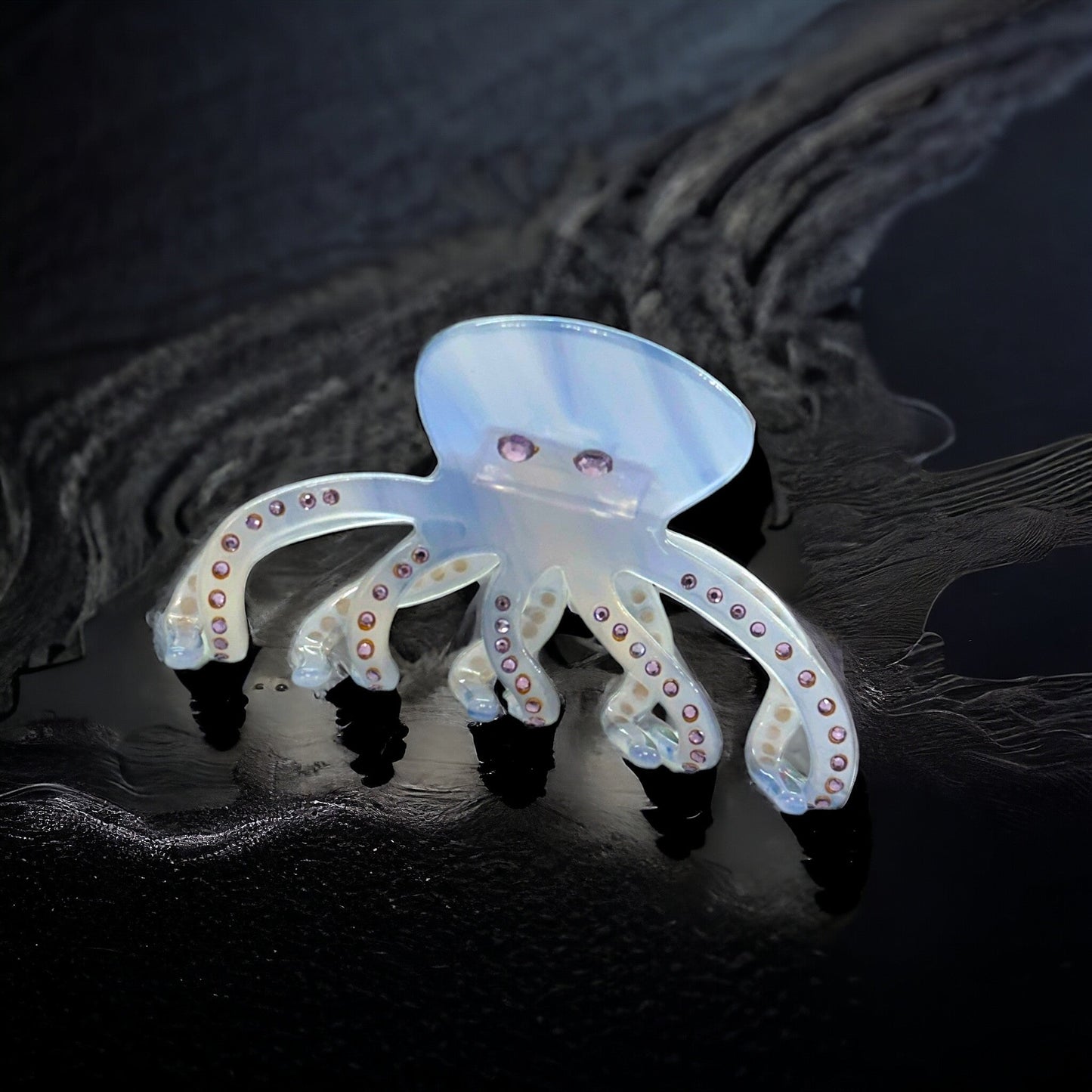 This stunning blue pearl octopus hair clip is the perfect accessory for any special occasion.
