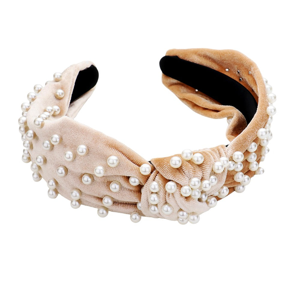 Neutral camel headband with pearl details, ideal for both casual and formal looks.
