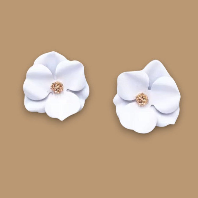 Elegant white flower earrings made of acrylic