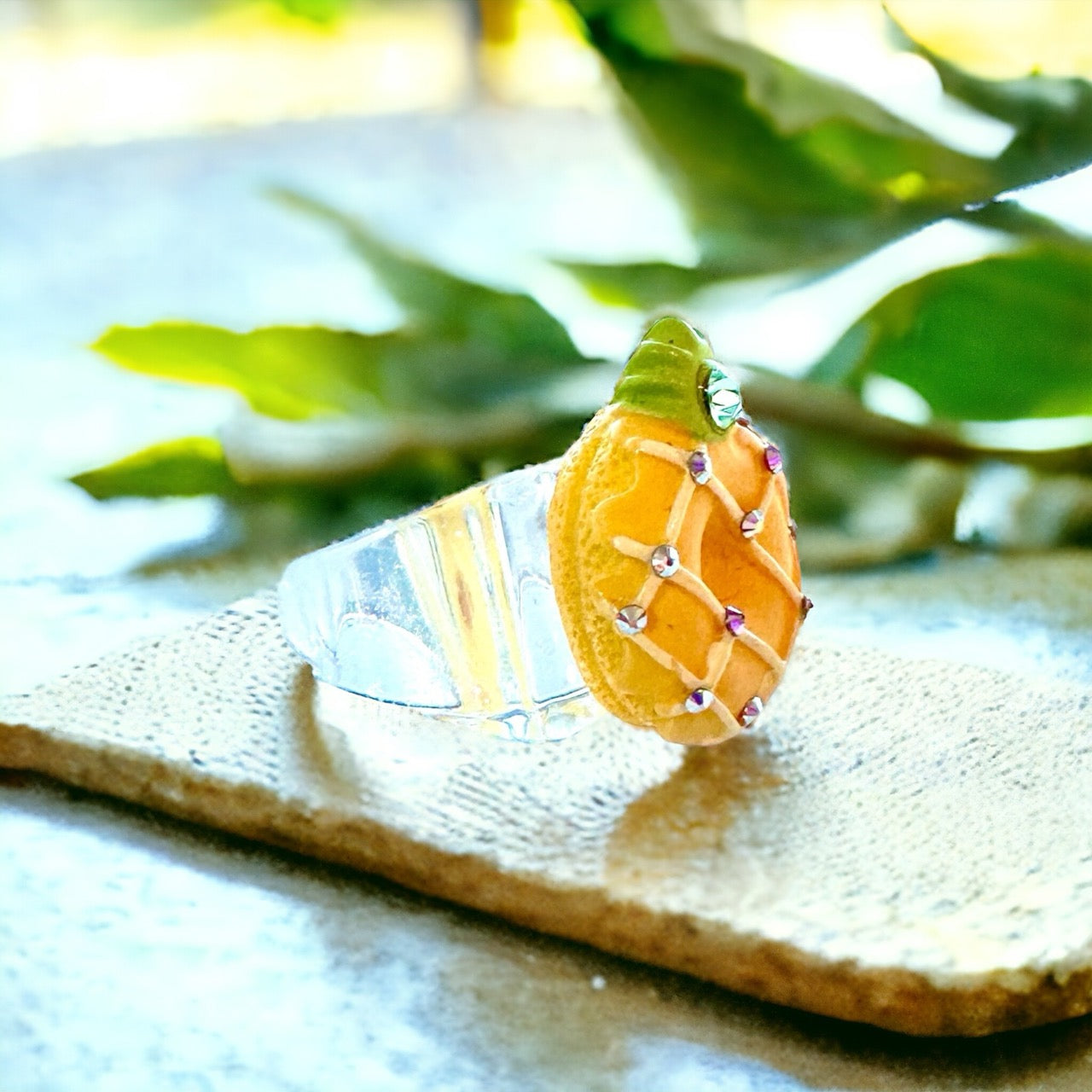 Trendy ring with a tropical twist, featuring a combination of sparkling gemstones and polished metal. Perfect for adding a touch of exotic charm to any ensemble.